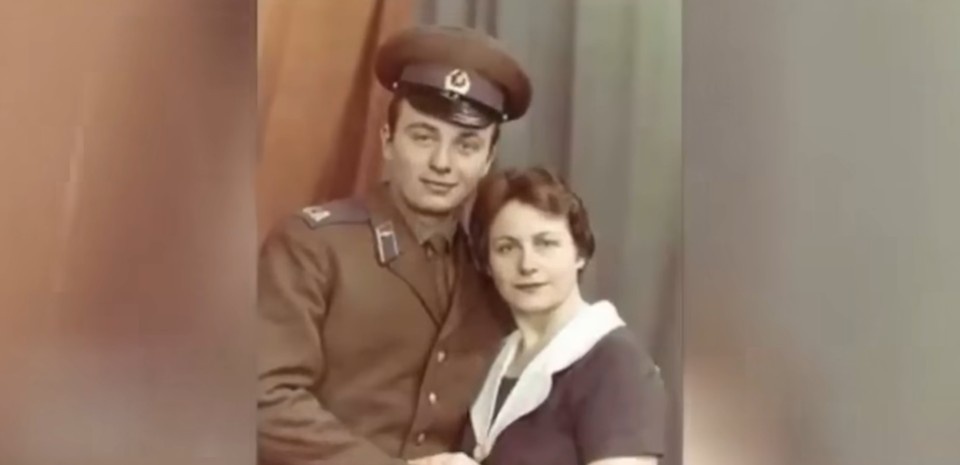    Довгий с матерью после армии.