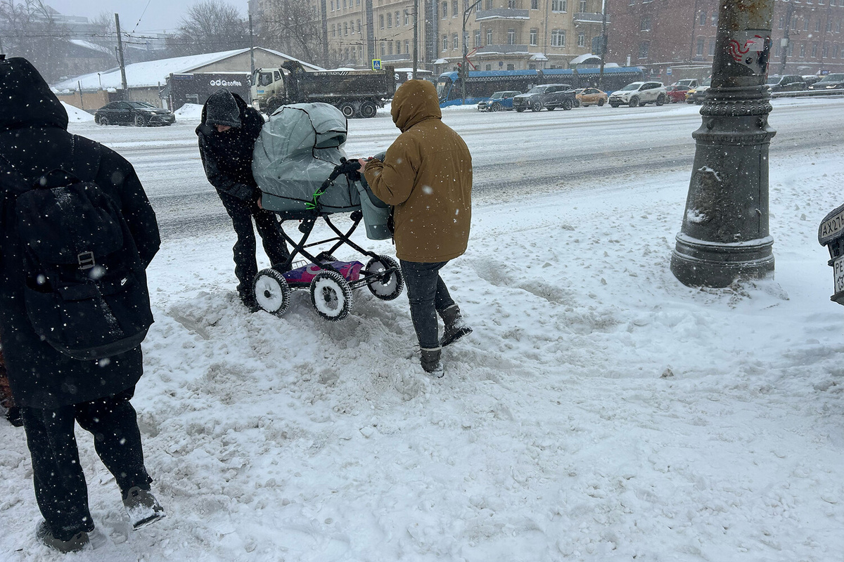 На Варшавском шоссе во время снегопада в Москве, 19 февраля 2026 года ©Юрий Воронцов/"Газета.Ru"  📷
