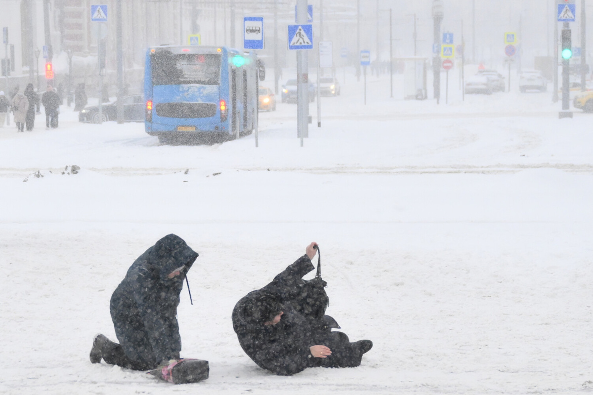 Во время сильной метели в Москве, 19 февраля 2026 года ©Григорий Сысоев/РИА Новости  📷