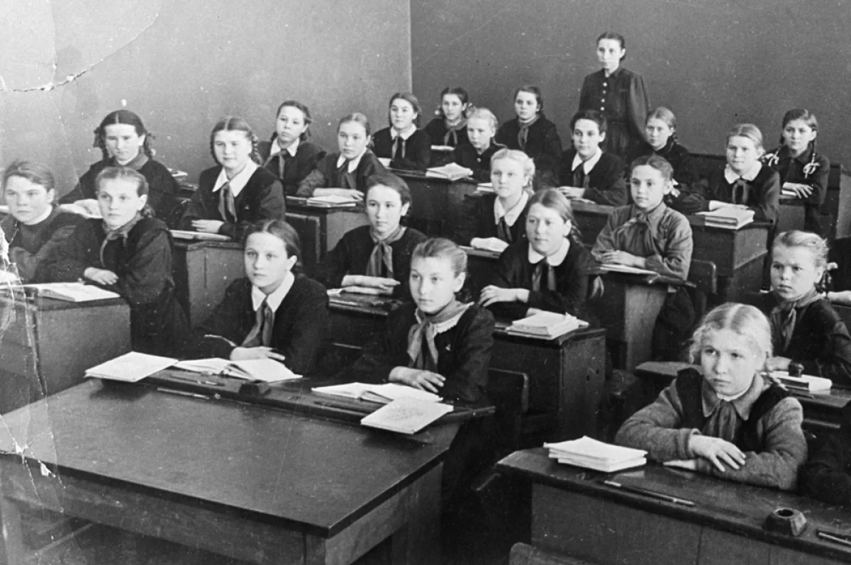 Урок в женской школе. Ярославль, 1950 г. РИА Новости