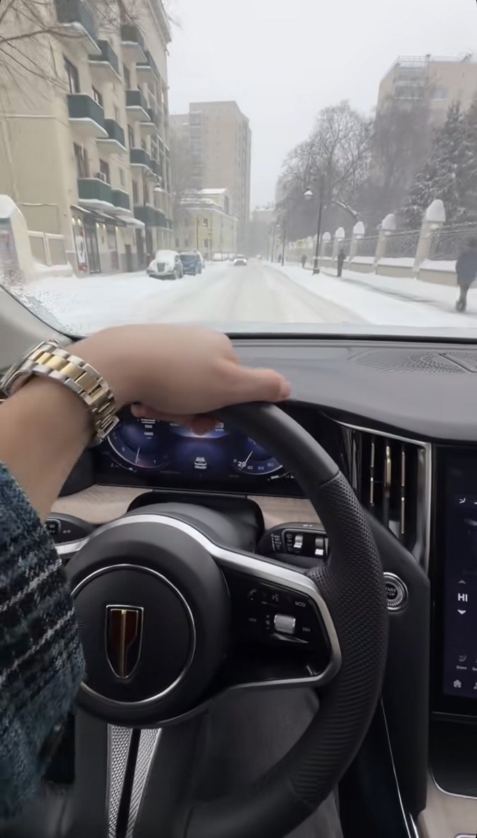    Певец похвастался новым авто в соцсетях