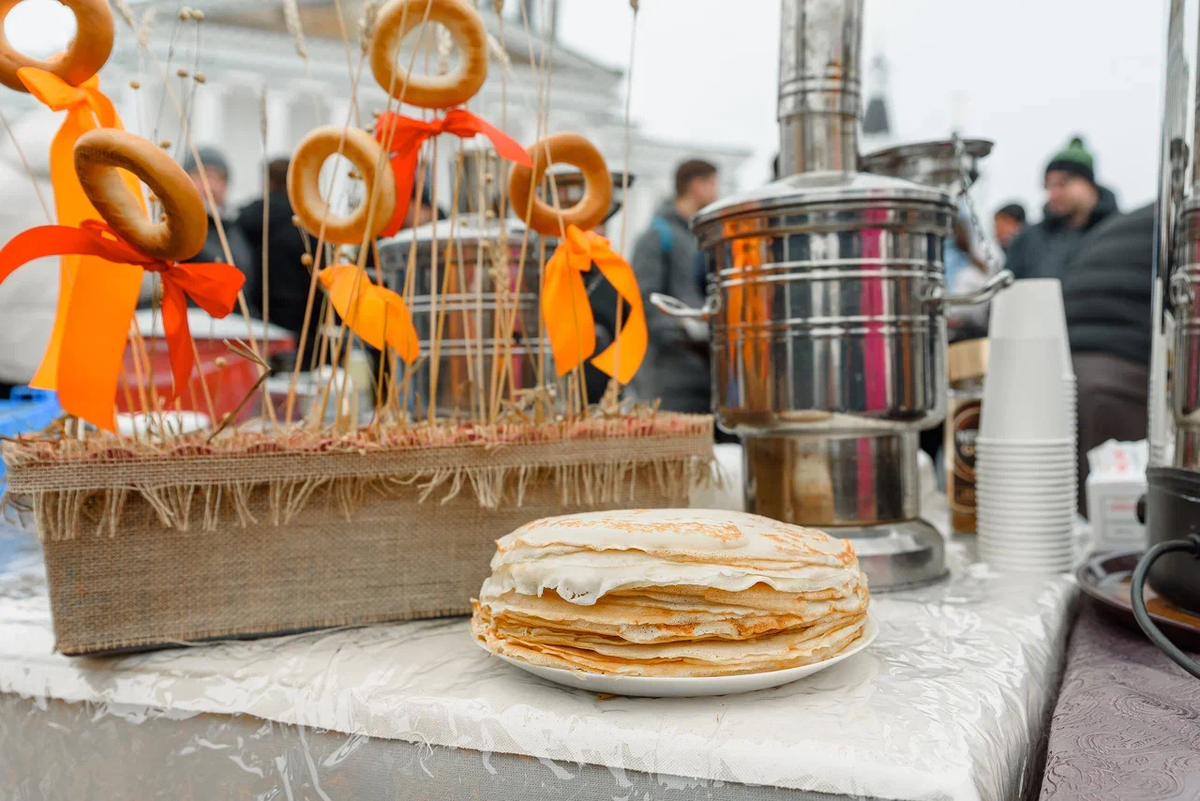 Блины — традиционное угощение на Масленицу, символ праздника. Круглая форма и золотистый цвет блинов ассоциировались с солнцем 