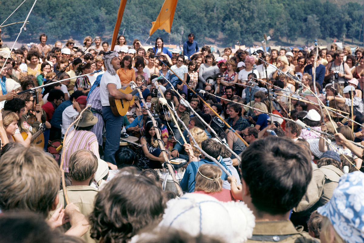 Выступление авторов и исполнителей туристской песни во время проведения X Всесоюзного фестиваля туристской песни, 1977 год ©Владимир Вяткин/РИА Новости  📷