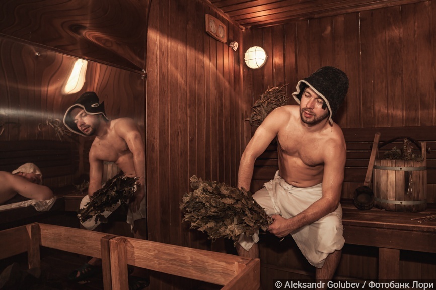 Мужчины с вениками в бане