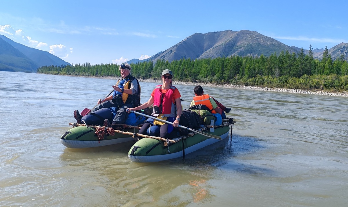 Можно расслабиться и наблюдать за стремительно проплывающими мимо берегами