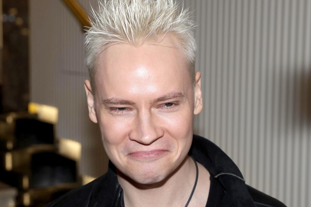     «А это вкусно!»: Shaman облизал лед Байкала и поделился впечатлением - видео