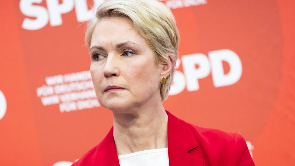 Мануэла Швезиг (СДПГ), председатель СДПГ и министр-президент Мекленбурга-Передней Померании — мастер переобувания в воздухе: из русофилов в русофобы © Moritz Frankenberg/dpa