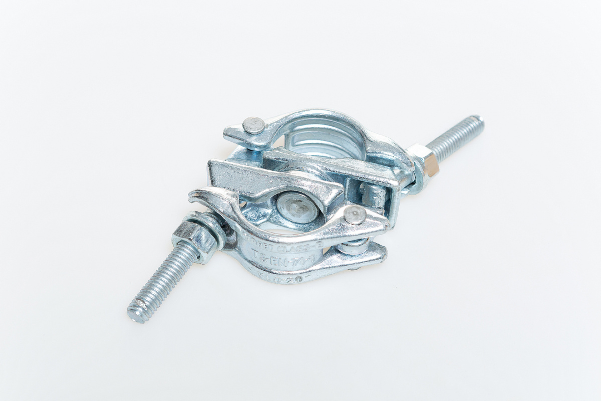 Поворотный кованый хомут 48х48