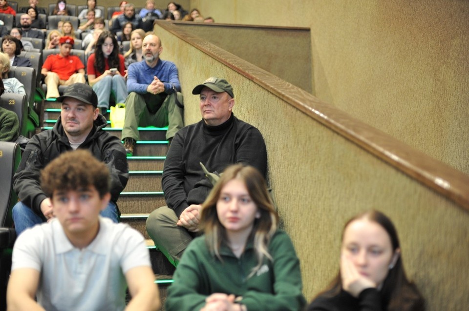    Пока создатели картины общались с зрителями, все места в зале оказались заняты. Дмитрий КУТЕПОВ