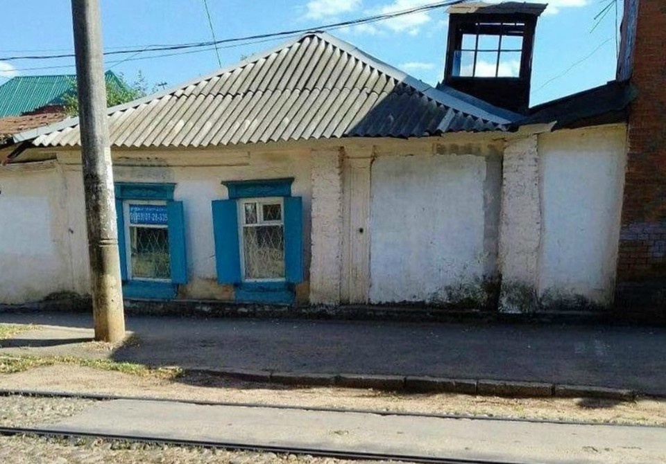    Маленький дом уходит под землю. Фото: соцсети