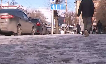     Красноярцы жалуются на скользкие тротуары после похолодания