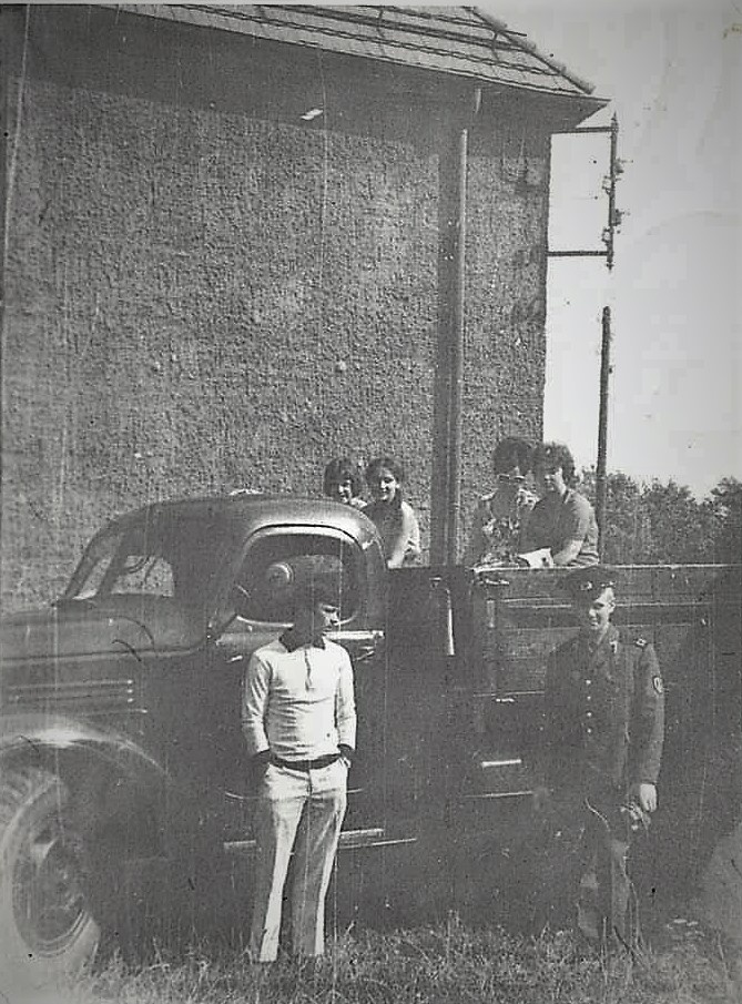 Сборы на экскурсию на озеро "Любви". Польская народная республика июль 1971 год. У кабины - Шилов Анатолий Георгиевич, в кузове на втором ряду ближе к зрителю - Шилова Алевтина Анатольевна.  Из фотоальбома Шилова Анатолия Георгиевича (1939 - 2001)