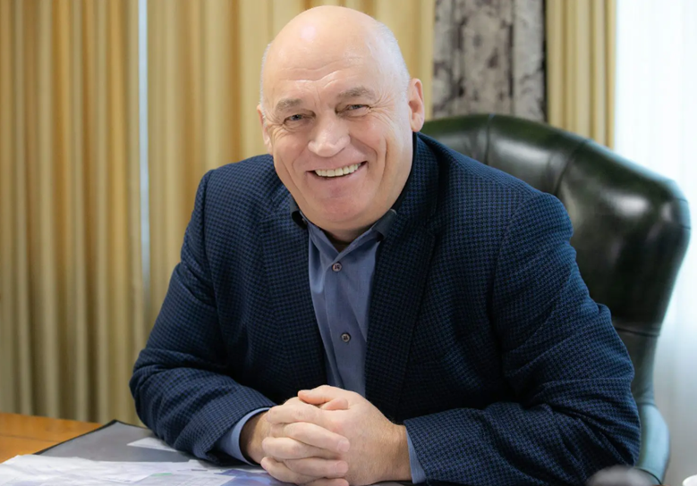    Сергей Федорович – генеральный директор «ФОРЭС», известный меценат и собиратель произведений современного камнерезного творчества. Ева Журавлева