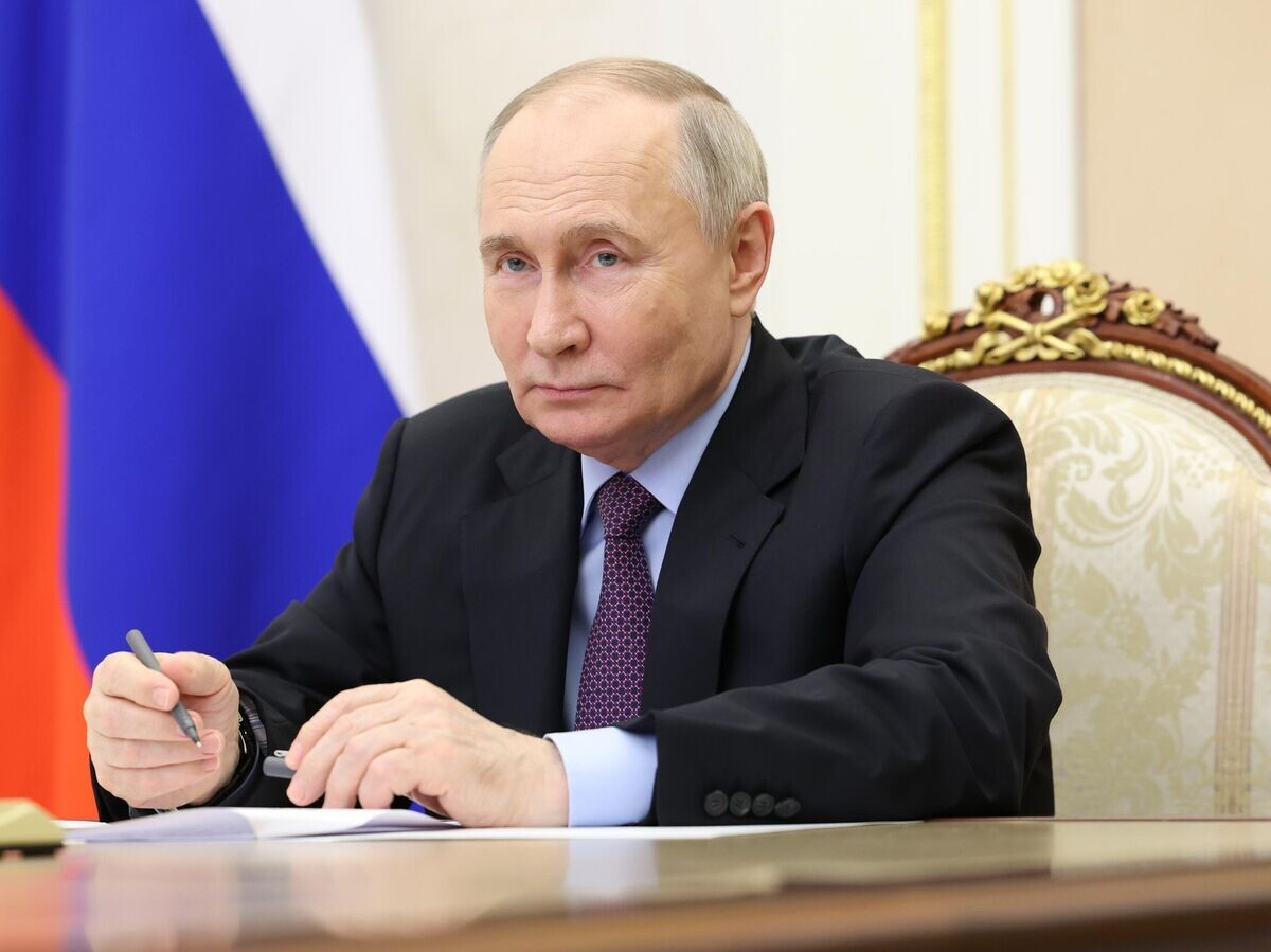    Президент РФ Владимир Путин проводит встречу в режиме видеоконференции с губернатором Липецкой области Игорем Артамоновым | © РИА Новости / POOL