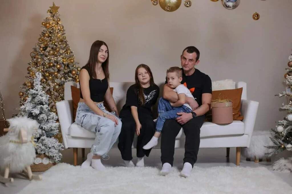   Андрей Попов с женой Ириной и детьми Софьей и Романом. Елена Юрцевич