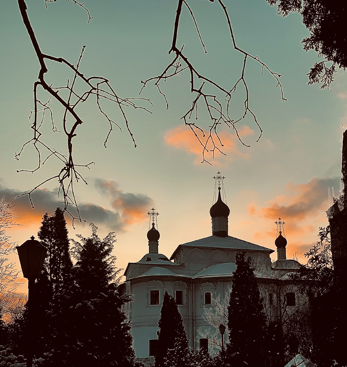 На фото Новоспасский монастырь г. Москва (фото из личного архива автора, ранее опубликованного на личной странице вконтакте)