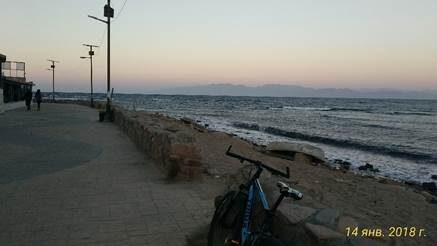 Вид на Саудские горы на другом берегу Акабского залива с набережной Дахаба.