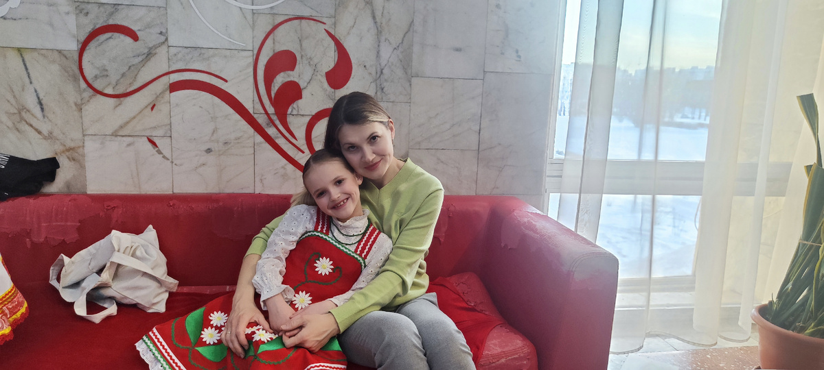 Наш ободранный, но мягкий диван - место сборов и ожидания. 