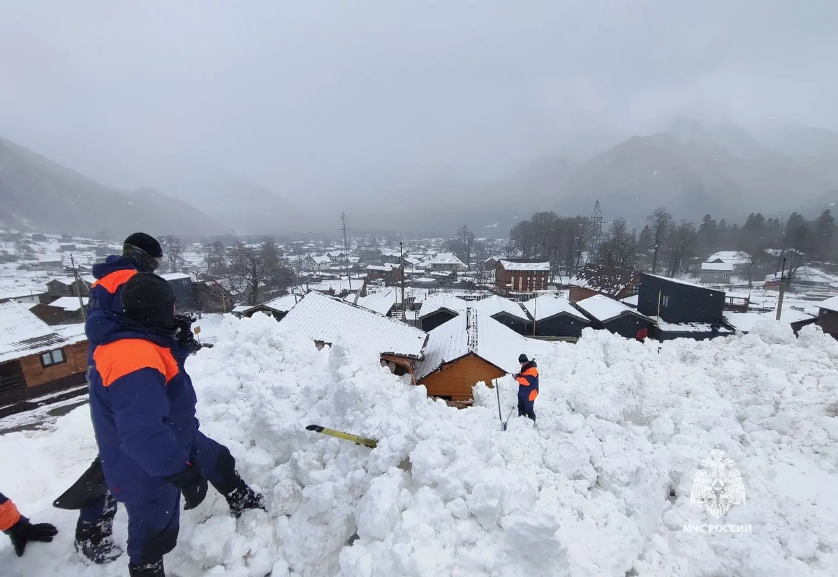    Лавина повредила два кемпинга и автомобиль в Карачаево-Черкесии