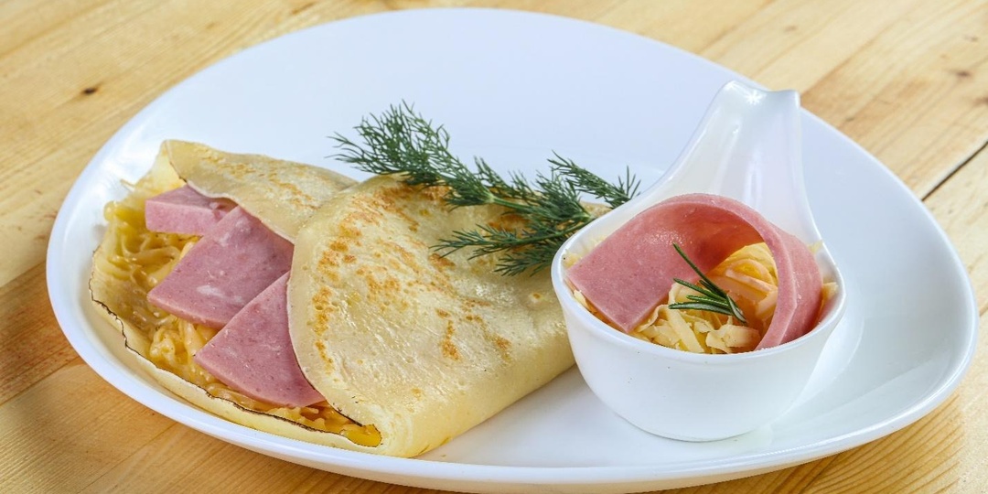 Не только с вареньем и сметаной: 10 несладких начинок для блинов на Масленицу