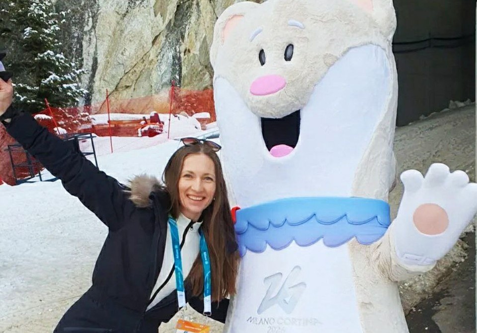    Домрачева с талисманом Олимпиады. Фото: социальные сети Дарьи Домрачевой