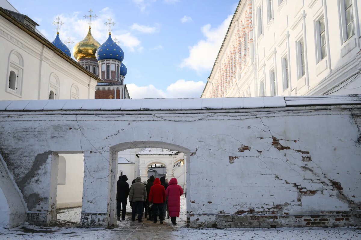     Туристы на территории рязанского кремля. © РИА Новости. Пелагия Тихонова