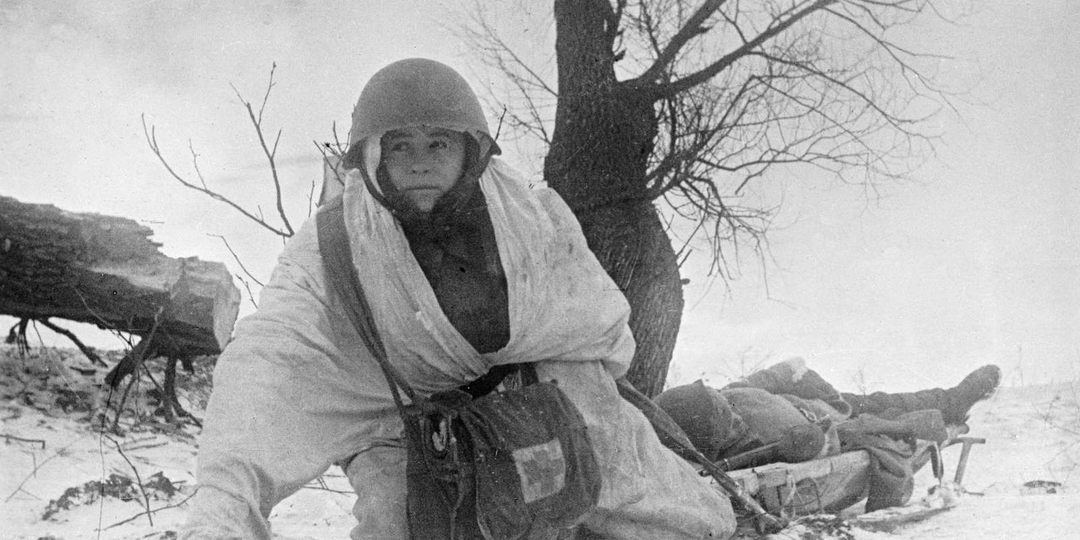 Санитары молча снимали каски, глядя на дыру в груди: какой секрет «воскрешения» сержанта шокировал даже бывалых врачей