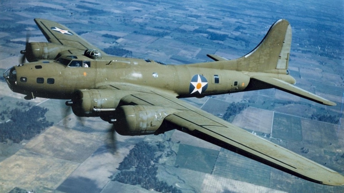 На фотографии: бомбардировщик B-17 «Летающая крепость». Их начиняли взрывчаткой и превращали в гигантские радиоуправляемые бомбы. Дроны-камикадзе для военного проекта «Афродита». Источник фото: lasegundaguerra.com