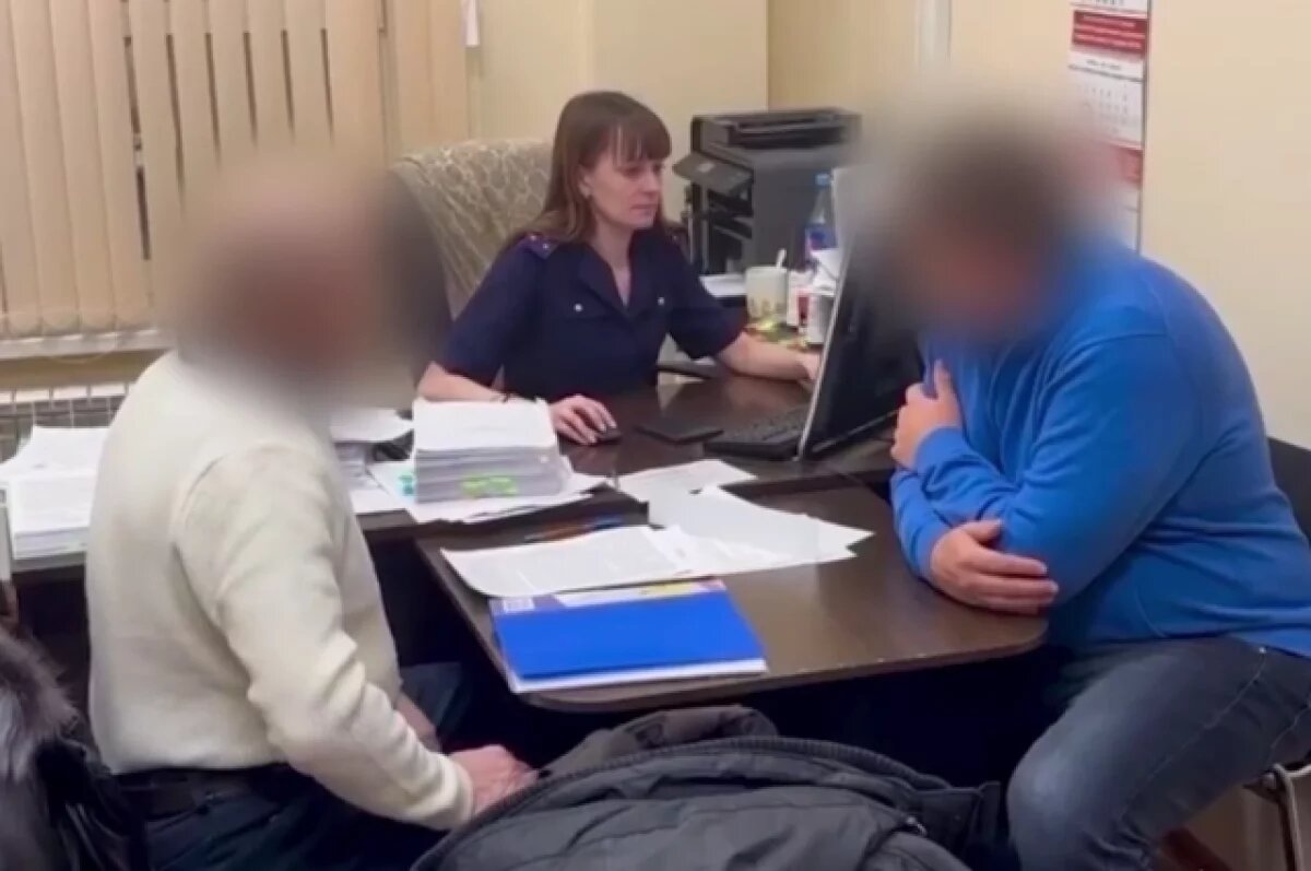    Решается вопрос о заключении обвиняемого под стражу.