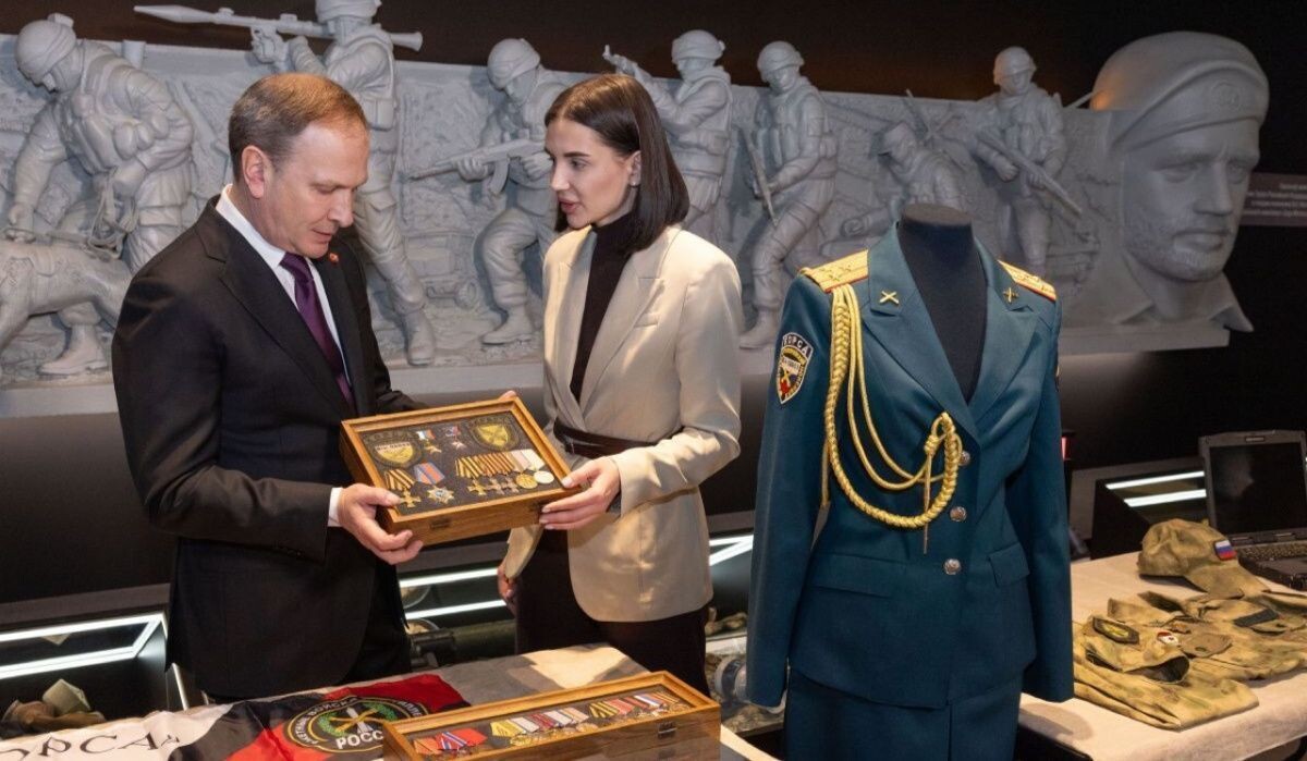     Дочь Героя России Ольги Качуры Елена Карабет передает реликвии в Музей Победы. Источник: victorymuseum.ru Автор фото: Пресс-служба Музея Победы