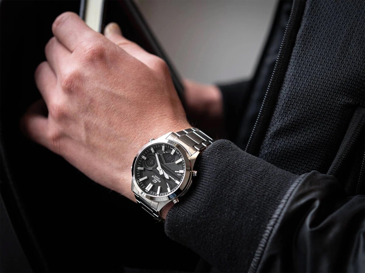 Часы сочетают спортивный дизайн и умную начинку