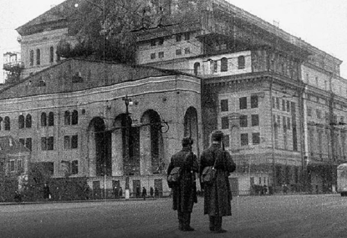 Большой театр стал невидим с воздуха, чтобы не служить ориентиром. 