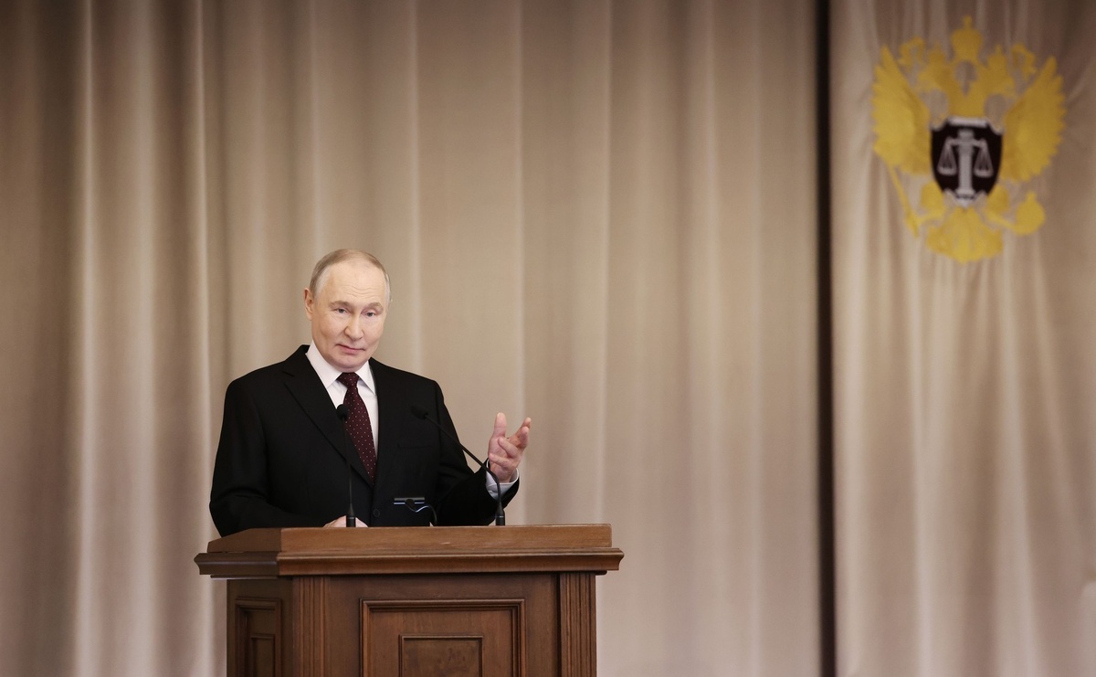    Владимир Путин выступает