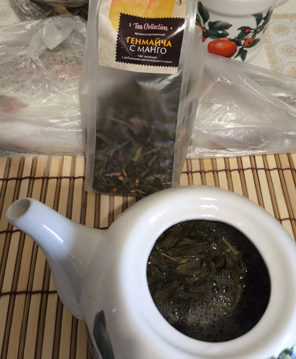 Залила кипятком в своём любимом чайнике. На заднем фоне красуется лосось. Сын готовит себе ужин сам, потому что у него другое меню😁 А я обожаю рыбу. Но не люблю зелёный чай! Может этому напитку удастся влюбить меня в себя! Кстати рыбина досталась мне за 1000 с небольшим рублей. 
