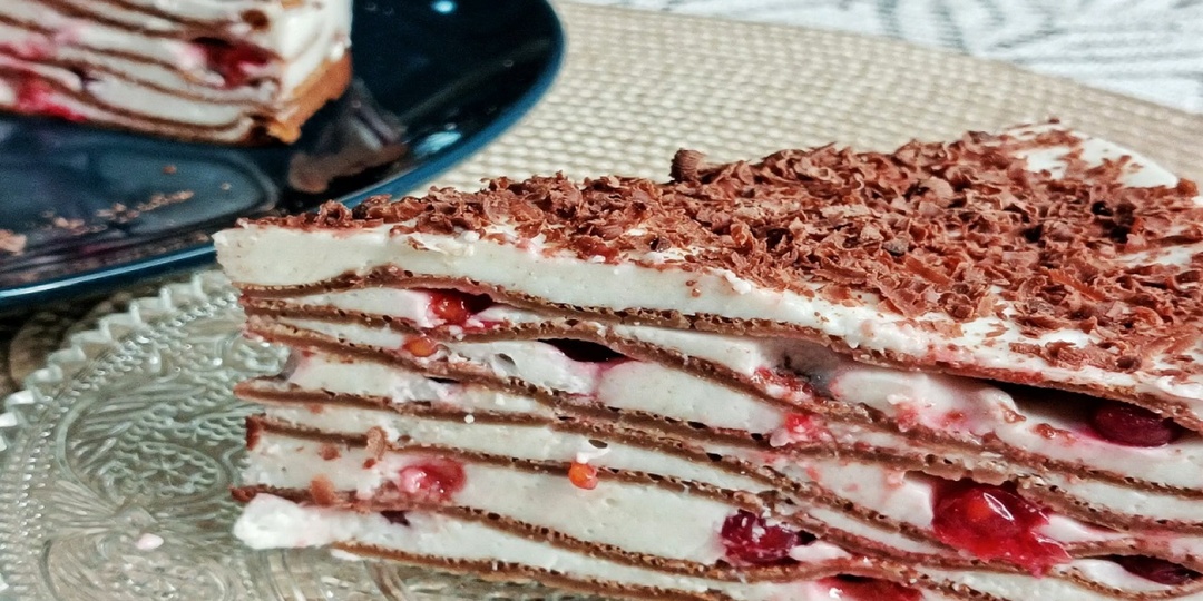 Торт из шоколадных блинчиков с нежным кремом.