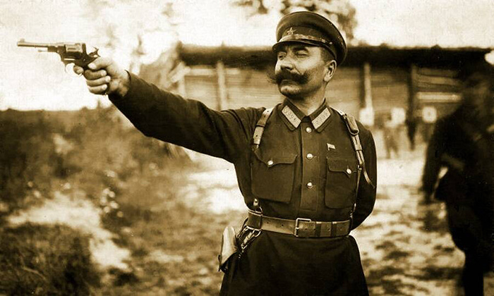 Главным оружием кавалериста считалась сабля или шашка, но и стрелял С.М. Будённый прекрасно. Фото 1920-х гг.