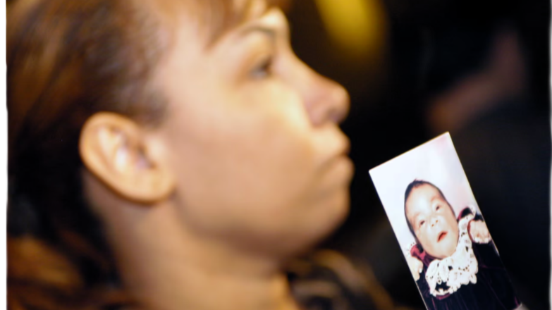 Лус Куэвас и фото новорожденной досери. Фотография: Джефф Фуско (Getty Images)