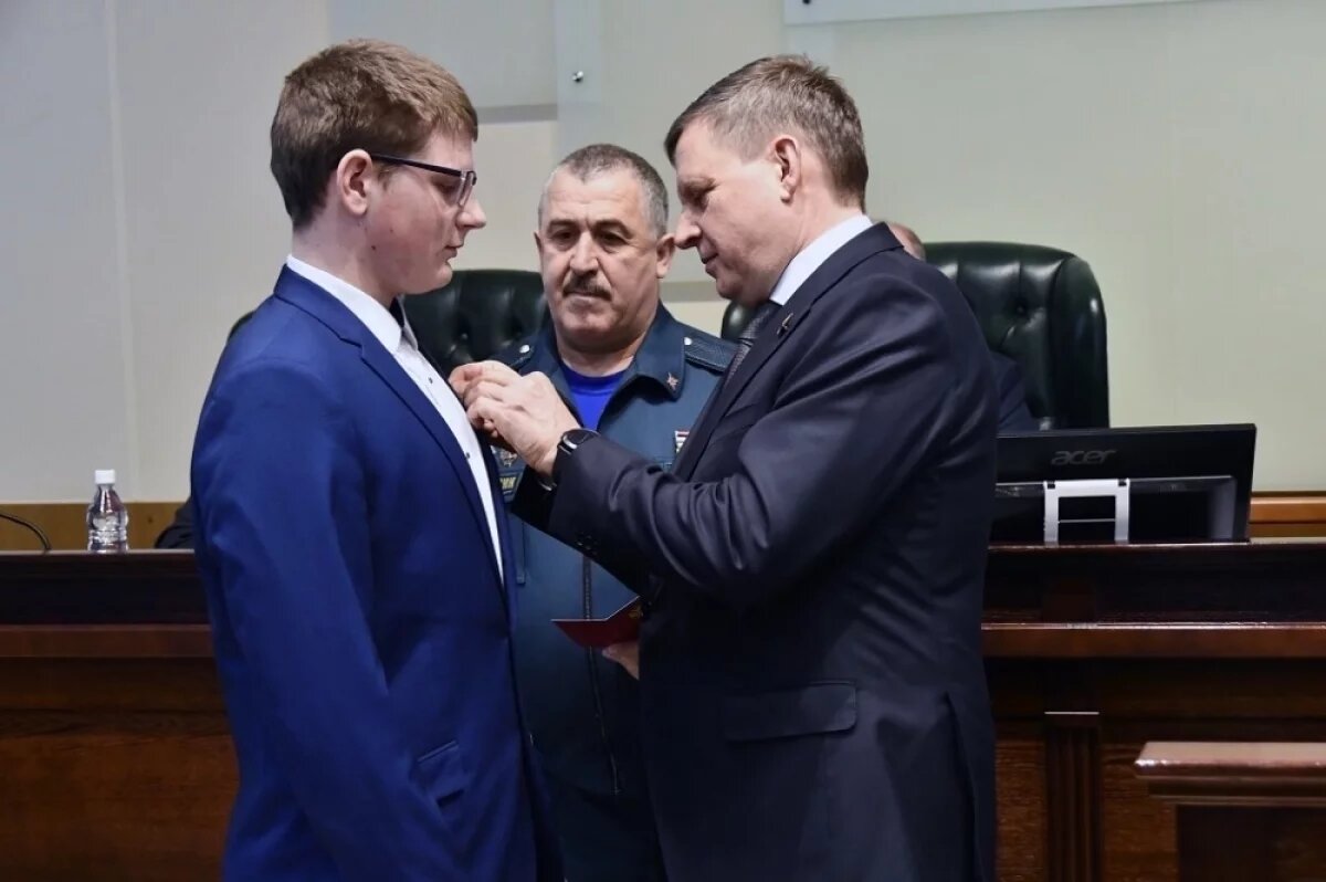    В Твери наградили девятиклассника, который спас тонущего мальчика