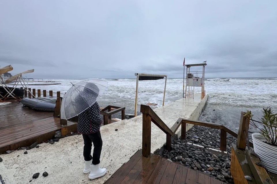    В Сочи разбушевался шторм Олег УМАРОВ