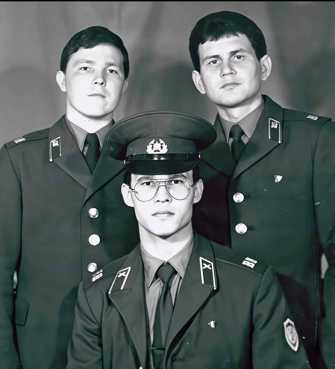 На памятном фото того времени запечатлены три парня – два Азата – один из Бавлов, другой из Азнакаево, а третий – Хабил Хакимов – из Чаллов. 