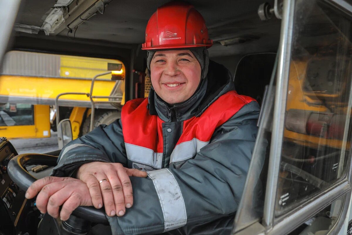 Сергей Карапузов снова сел за руль бадьевоза. Фото Валерия Воронова / «Медиацентр»