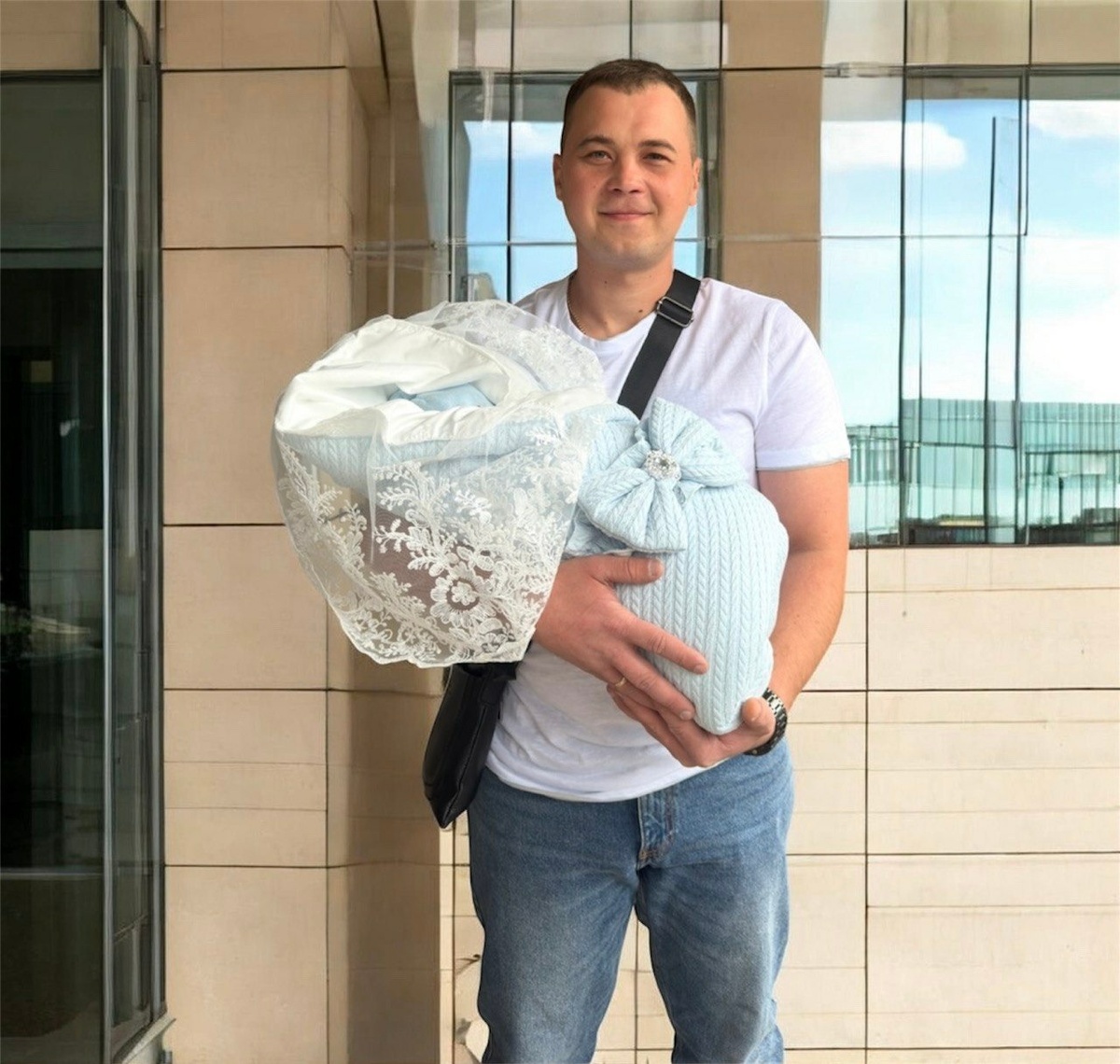 Счастливый папа с маленьким сыном Мирославом. Фото из личного архива