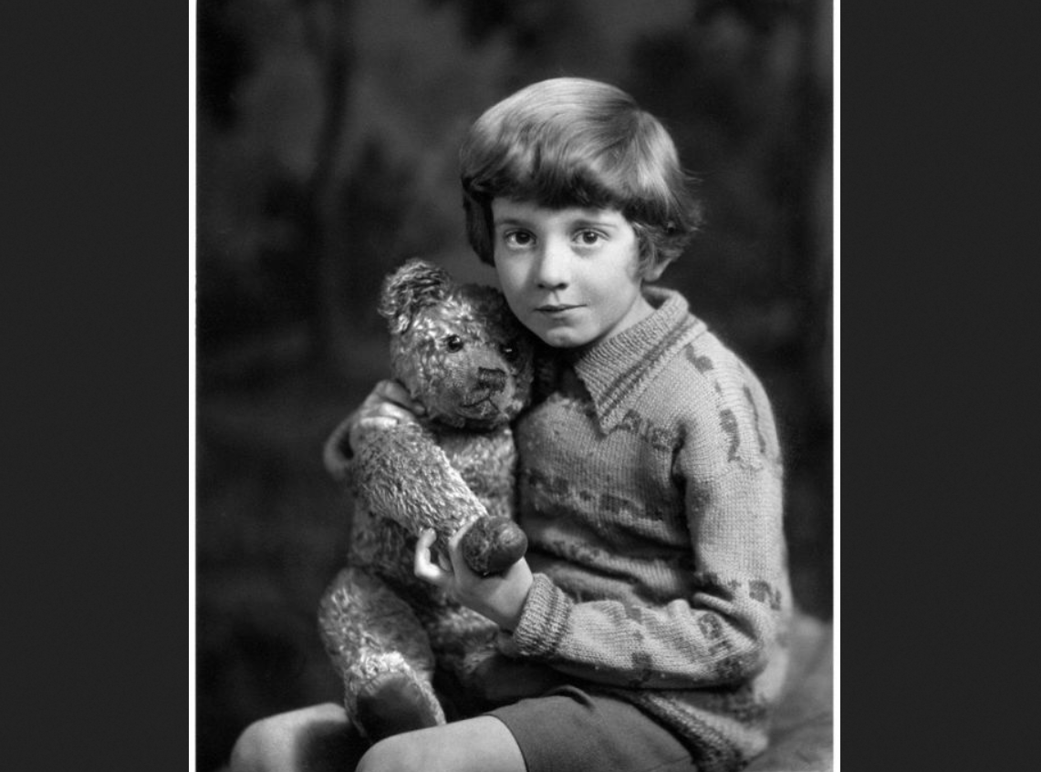 Кристофер Робин с Винни-Пухом. 1928 г.