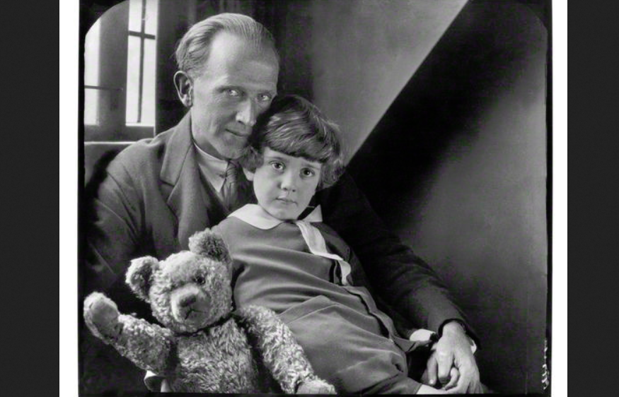 Алан Милн с сыном Кристофером Робином и его медведем Винни-Пухом, 1926.