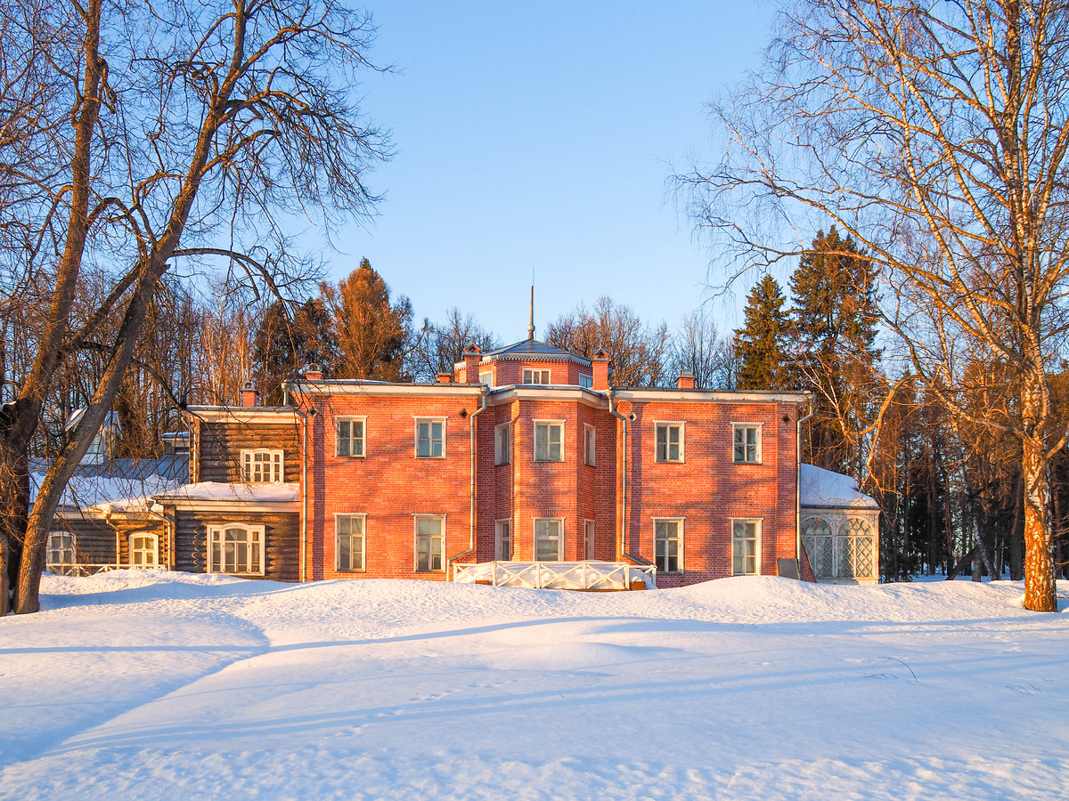 Вид на усадьбу со стороны пруда. Фото Павел Каманин