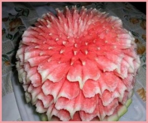 Красивый цветок из арбуза