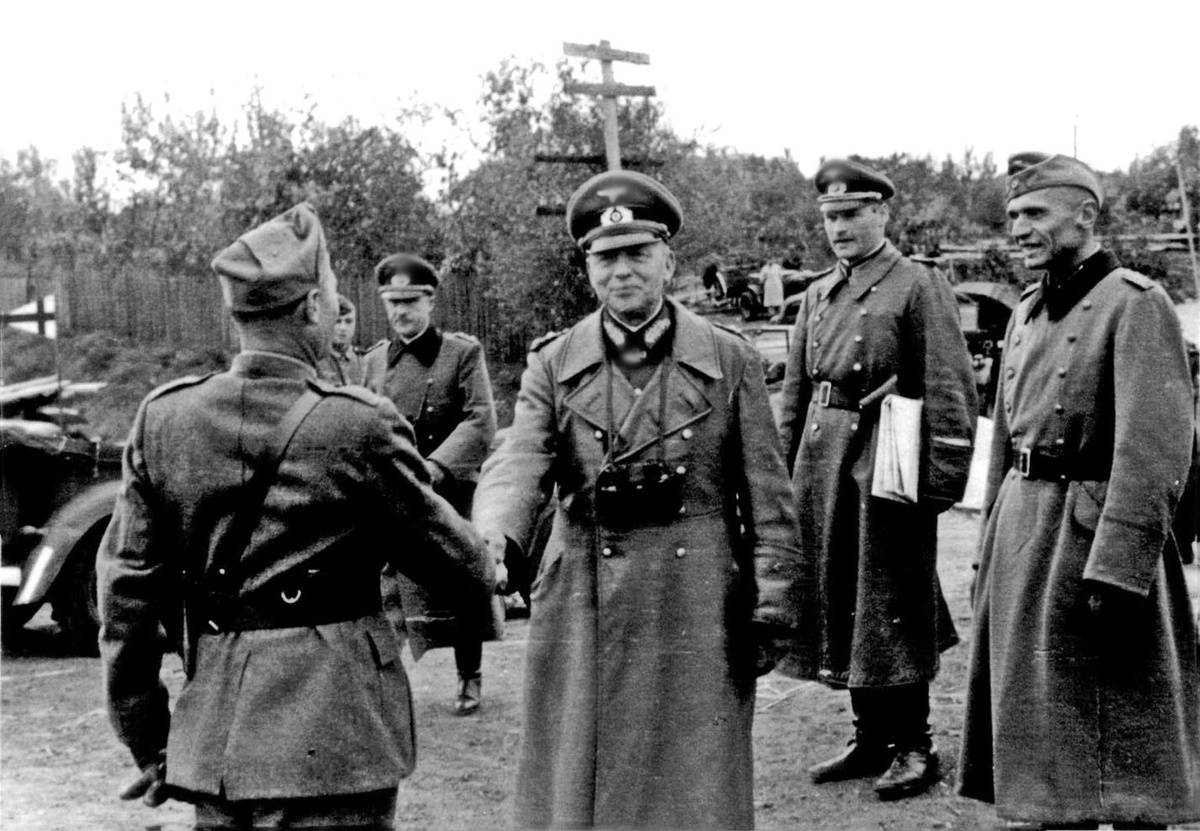     Нацистский генерал Эвальд фон Клейст(в центре) на мосту под Днепропетровском. 1941