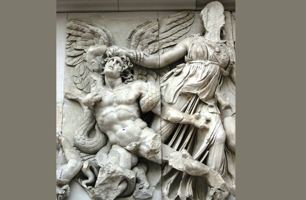     Битва Афины с гигантом Алкионеем. Пергамский алтарь   
(cc0) Gryffindor