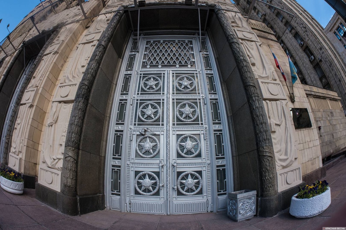     МИД. Закрытые двери   
Антон Привальский © ИА Красная Весна