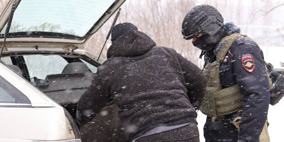 В Курской области на посту полиции задержали автомобиль с взрывчатыми веществами